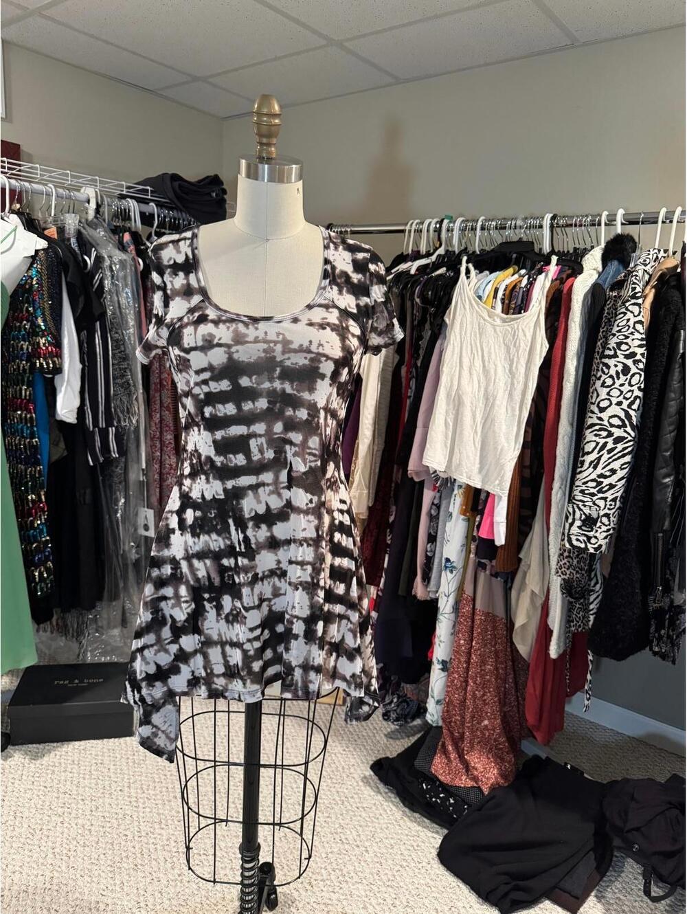 Karen Kane - Brown and White Tie-Dye Short Sleeve Tunic - Medium